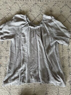 Farmhouse Frocks Light Gray Short-Sleeve Women's Top